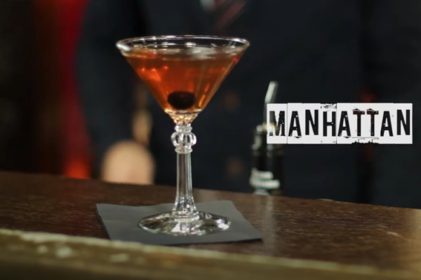 lær hvordan man laver en klassisk Manhattan cocktail