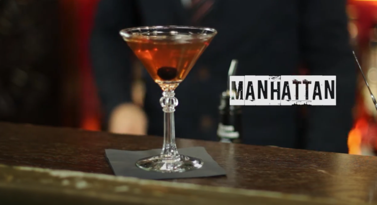 lær hvordan man laver en klassisk Manhattan cocktail