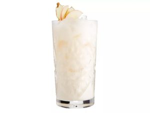 Ginger Colada – forfriskende cocktail med kokos og ingefær, serveret i højt glas med knust is og ananaspynt.