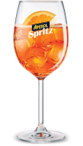 Apo Spritz cocktail i et højt glas med appelsinskive og isterninger