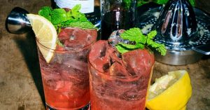 Grenadine Shake – farverig milkshake med pink og hvide nuancer, serveret i et højt glas og pyntet med sugerør og flødeskum