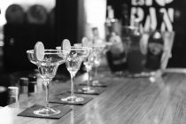 Sort-hvid alkoholbar og drinks - Et billede af en stemningsfuld alkoholbar med forskellige drinks, skabt i sort-hvidt format, der fanger stemningen af ​​en klassisk og elegant baroplevelse