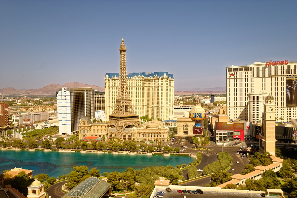 Las Vegas skyline - Et billede af Las Vegas' skyline med neonskilt og kasinoer, et ikonisk billede af byens natteliv og underholdning