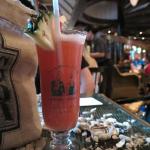 Singapore Sling opskrift i lækkert cocktail highball glas